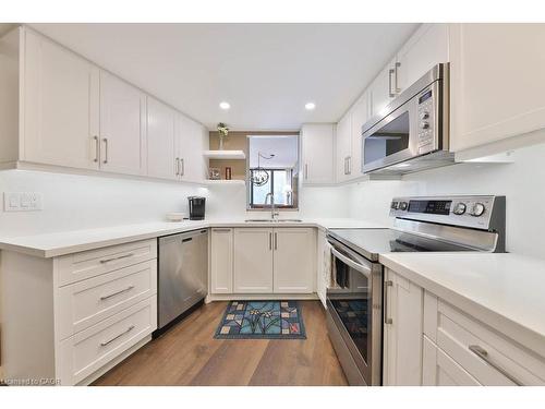305-1230 Marlborough Court, Oakville, ON - Indoor Photo Showing Kitchen