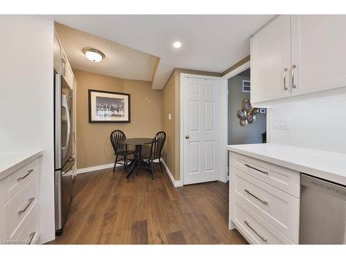 305-1230 Marlborough Court, Oakville, ON - Indoor