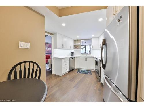 305-1230 Marlborough Court, Oakville, ON - Indoor Photo Showing Kitchen