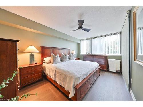 305-1230 Marlborough Court, Oakville, ON - Indoor Photo Showing Bedroom