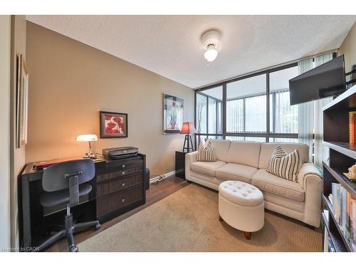 305-1230 Marlborough Court, Oakville, ON - Indoor Photo Showing Living Room