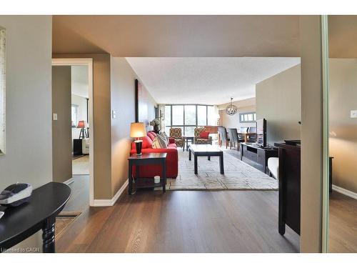 305-1230 Marlborough Court, Oakville, ON - Indoor