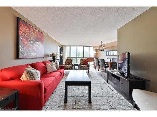 305-1230 Marlborough Court, Oakville, ON - Indoor Photo Showing Living Room