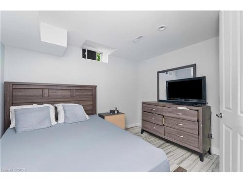 15 Anita Court, Hamilton, ON - Indoor Photo Showing Bedroom