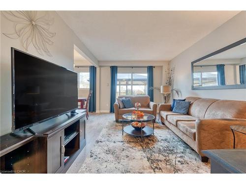 31 Bryna Avenue, Hamilton, ON - Indoor Photo Showing Living Room