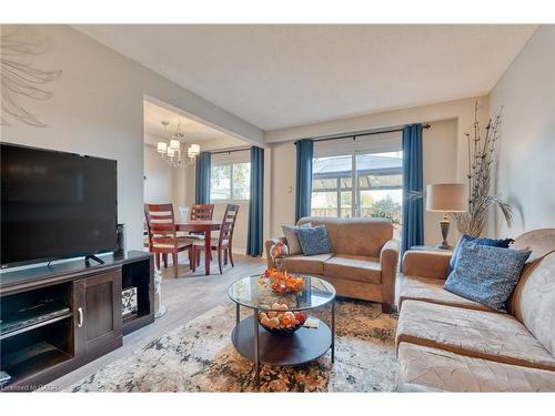 31 Bryna Avenue, Hamilton, ON - Indoor Photo Showing Living Room