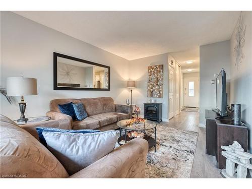 31 Bryna Avenue, Hamilton, ON - Indoor Photo Showing Living Room