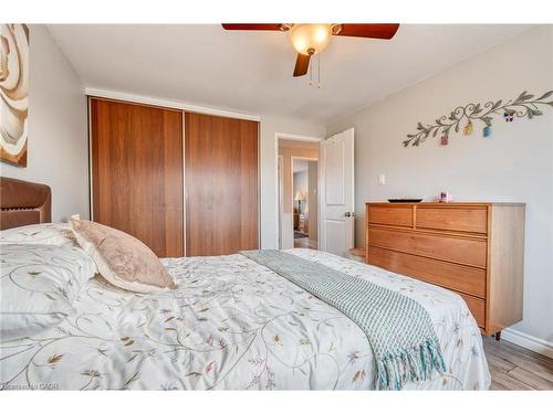 31 Bryna Avenue, Hamilton, ON - Indoor Photo Showing Bedroom