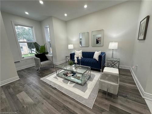 315 Simcoe Street, Woodstock, ON - Indoor Photo Showing Living Room