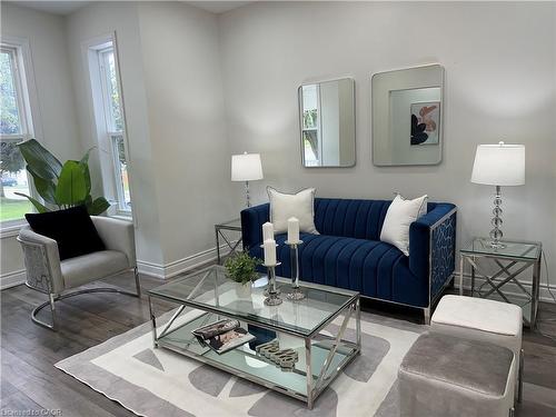 315 Simcoe Street, Woodstock, ON - Indoor Photo Showing Living Room