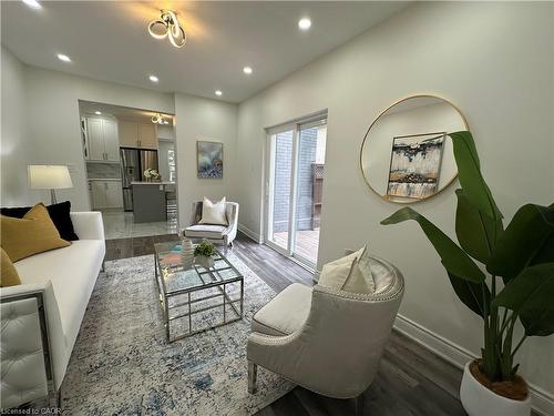 315 Simcoe Street, Woodstock, ON - Indoor Photo Showing Living Room