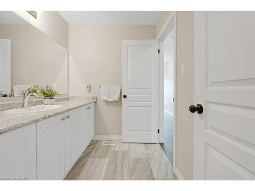 160 Freure Drive, Cambridge, ON - Indoor Photo Showing Bathroom