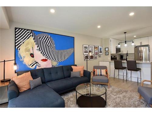 103-2035 Appleby Line, Burlington, ON - Indoor Photo Showing Living Room