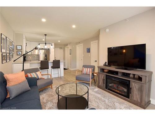 103-2035 Appleby Line, Burlington, ON - Indoor Photo Showing Living Room