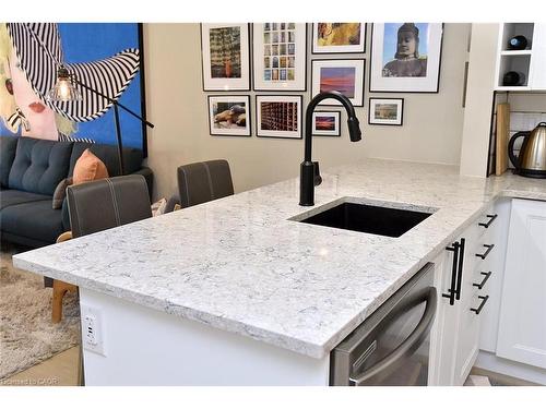 103-2035 Appleby Line, Burlington, ON - Indoor Photo Showing Kitchen