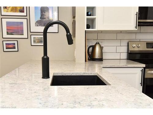 103-2035 Appleby Line, Burlington, ON - Indoor Photo Showing Kitchen