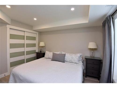 103-2035 Appleby Line, Burlington, ON - Indoor Photo Showing Bedroom