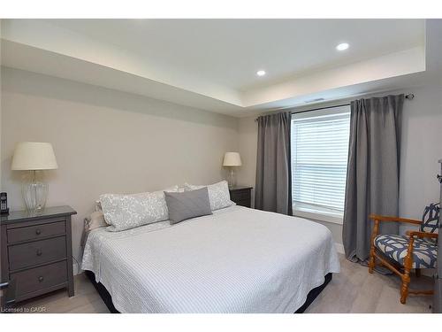 103-2035 Appleby Line, Burlington, ON - Indoor Photo Showing Bedroom