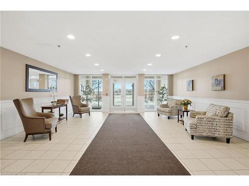 405-4450 Fairview Street, Burlington, ON - Indoor Photo Showing Other Room