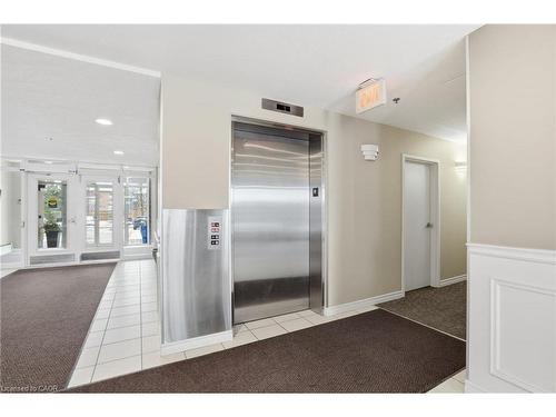 405-4450 Fairview Street, Burlington, ON - Indoor Photo Showing Other Room