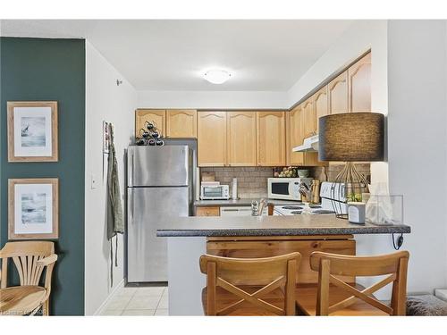 405-4450 Fairview Street, Burlington, ON - Indoor Photo Showing Kitchen