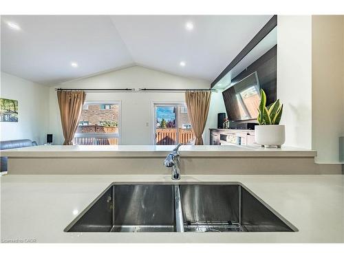 5708 Margarita Crescent, Mississauga, ON - Indoor Photo Showing Kitchen