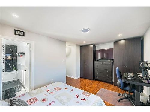 5708 Margarita Crescent, Mississauga, ON - Indoor Photo Showing Bedroom