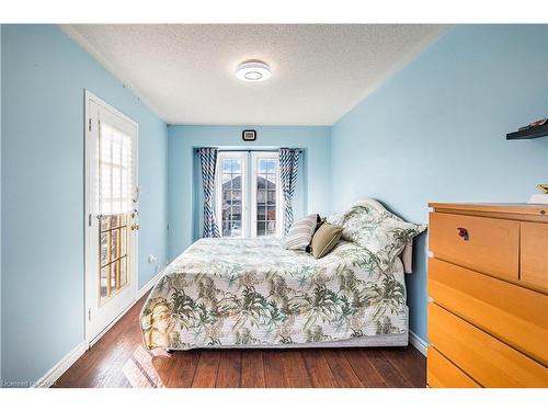 5708 Margarita Crescent, Mississauga, ON - Indoor Photo Showing Bedroom