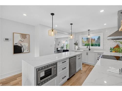 2347 Tweedsmuir Court, Burlington, ON - Indoor Photo Showing Kitchen With Upgraded Kitchen