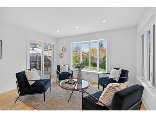2347 Tweedsmuir Court, Burlington, ON - Indoor Photo Showing Living Room