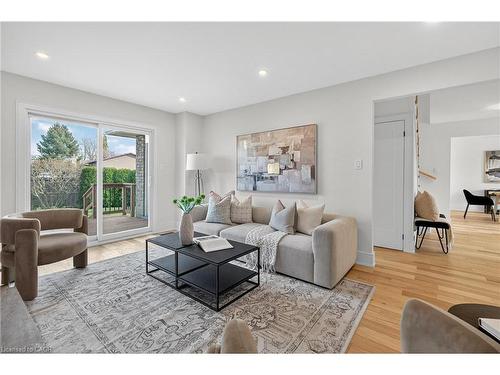2347 Tweedsmuir Court, Burlington, ON - Indoor Photo Showing Living Room