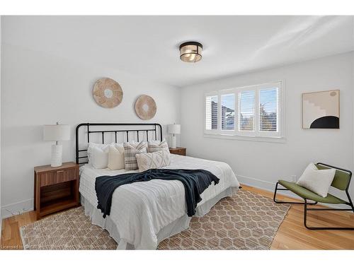 2347 Tweedsmuir Court, Burlington, ON - Indoor Photo Showing Bedroom