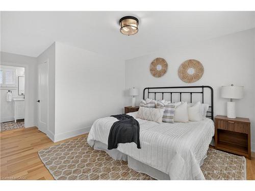 2347 Tweedsmuir Court, Burlington, ON - Indoor Photo Showing Bedroom
