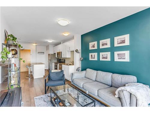 806-1 Victoria Street S, Kitchener, ON - Indoor Photo Showing Living Room