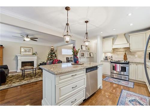 34 Ramsey Crescent, Hamilton, ON - Indoor Photo Showing Kitchen With Upgraded Kitchen