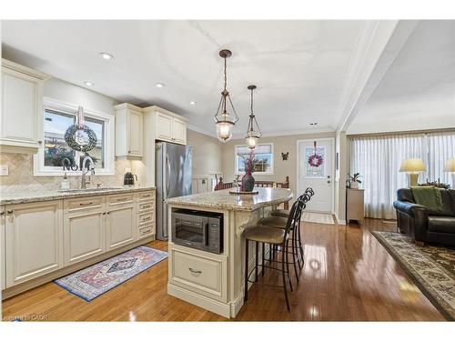 34 Ramsey Crescent, Hamilton, ON - Indoor Photo Showing Kitchen With Upgraded Kitchen