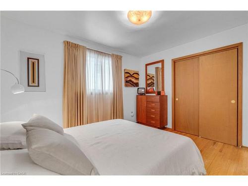 5687 Murray Street, Niagara Falls, ON - Indoor Photo Showing Bedroom