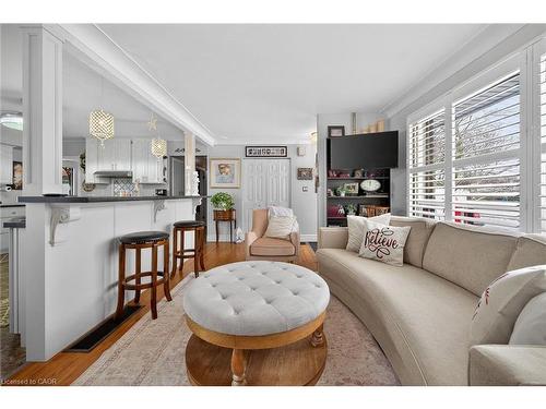 52 Lorne Avenue, Burford, ON - Indoor Photo Showing Living Room
