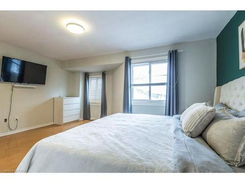 77-26 Moss Boulevard, Hamilton, ON - Indoor Photo Showing Bedroom