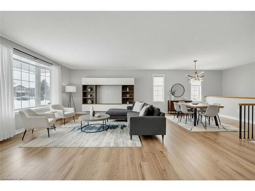 114 Glencliffe Court, Kitchener, ON - Indoor Photo Showing Living Room