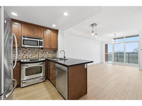 804-551 Maple Avenue, Burlington, ON - Indoor Photo Showing Kitchen With Upgraded Kitchen
