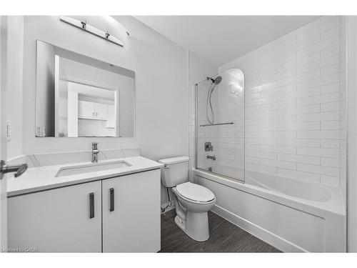 902-104 Garment Street, Kitchener, ON - Indoor Photo Showing Bathroom