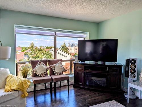 407-300 Keats Way, Waterloo, ON - Indoor Photo Showing Living Room