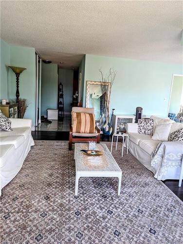 407-300 Keats Way, Waterloo, ON - Indoor Photo Showing Living Room