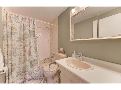 33 Manor Drive, Kitchener, ON - Indoor Photo Showing Bathroom