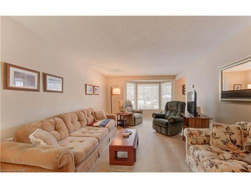 33 Manor Drive, Kitchener, ON - Indoor Photo Showing Living Room