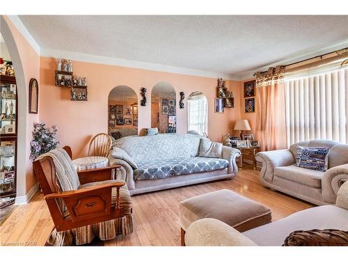 75 Hanover Place, Hamilton, ON - Indoor Photo Showing Living Room