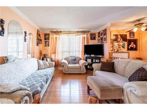 75 Hanover Place, Hamilton, ON - Indoor Photo Showing Living Room