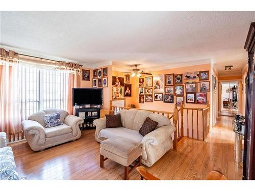 75 Hanover Place, Hamilton, ON - Indoor Photo Showing Living Room