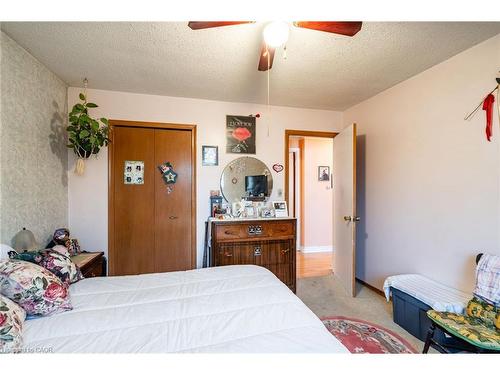 75 Hanover Place, Hamilton, ON - Indoor Photo Showing Bedroom